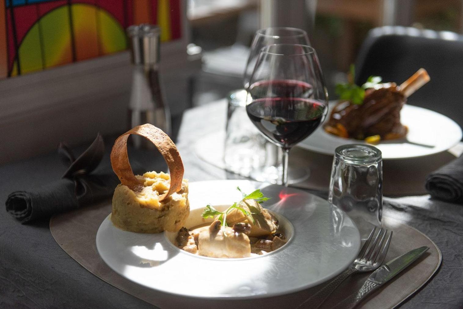 Logis - Hostellerie & Restaurant Du Marche Le Cateau-Cambresis Екстер'єр фото